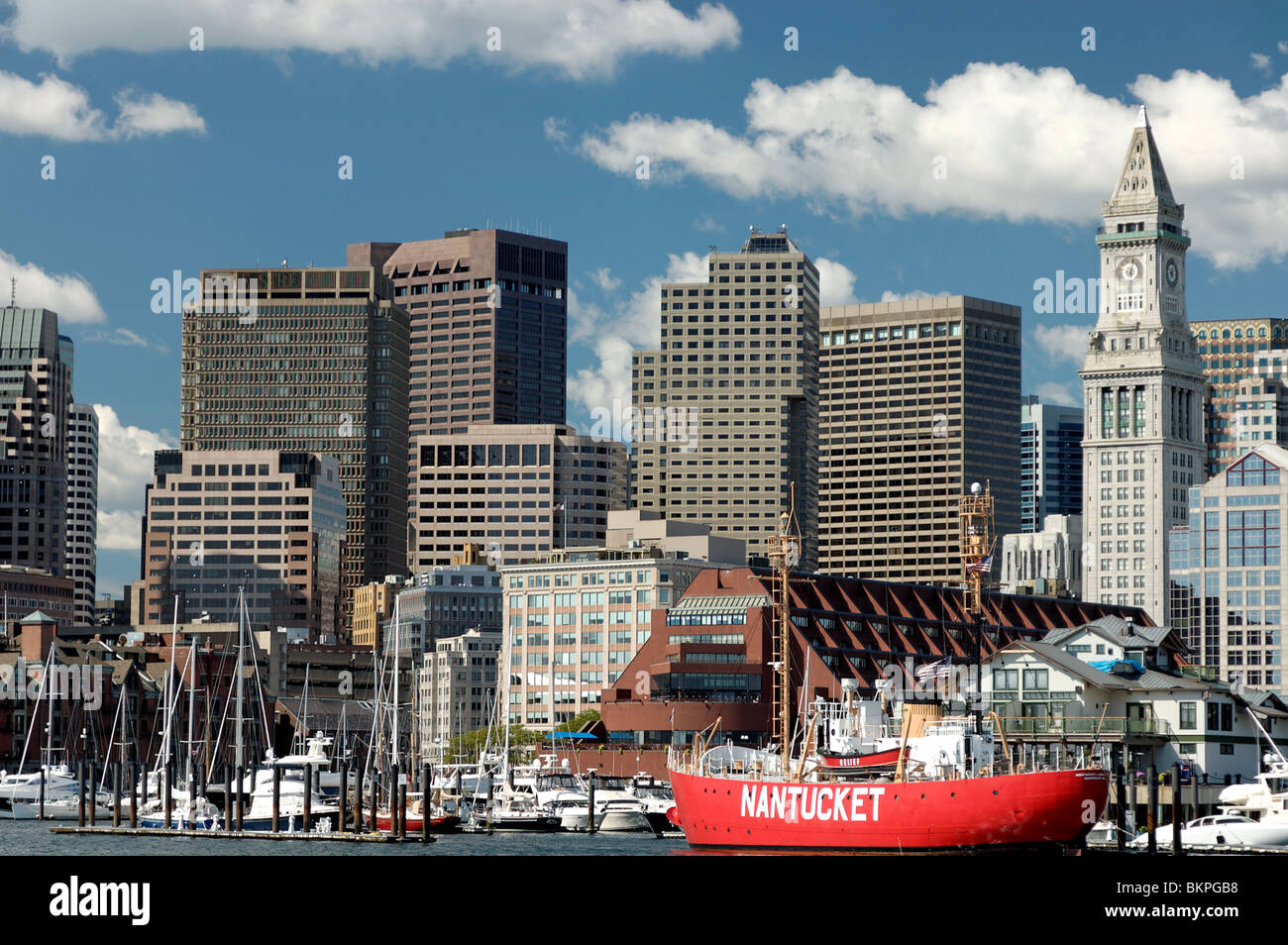 Fotografia di stock di skyline di Boston con lightship Nantucket visto dal porto di Boston, Massachusetts, USA. Foto Stock