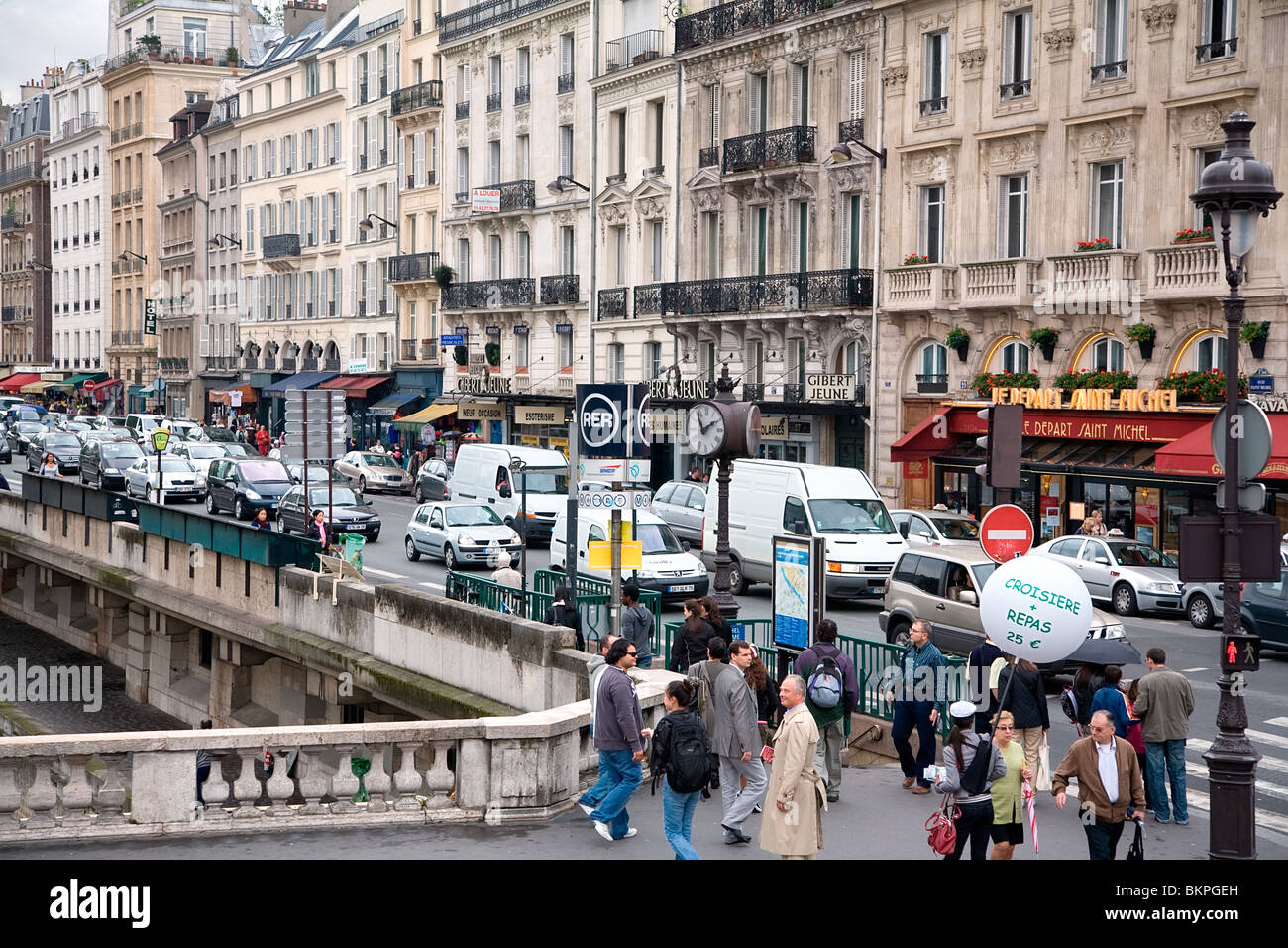 Una vista di quai Saint-Michel Street, Parigi, Francia Foto Stock