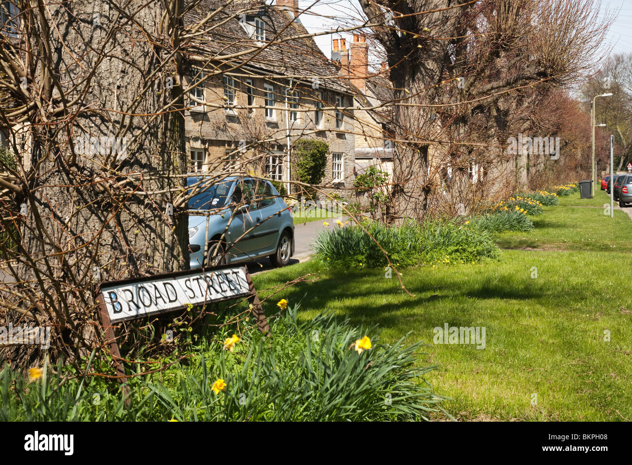 Ampia strada segno sulla molla orlo nel villaggio Costwold di Bampton, Oxfordshire, Regno Unito Foto Stock