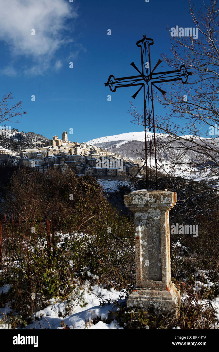 Una vista di Castel del Monte, Abruzzo, Italia Foto Stock
