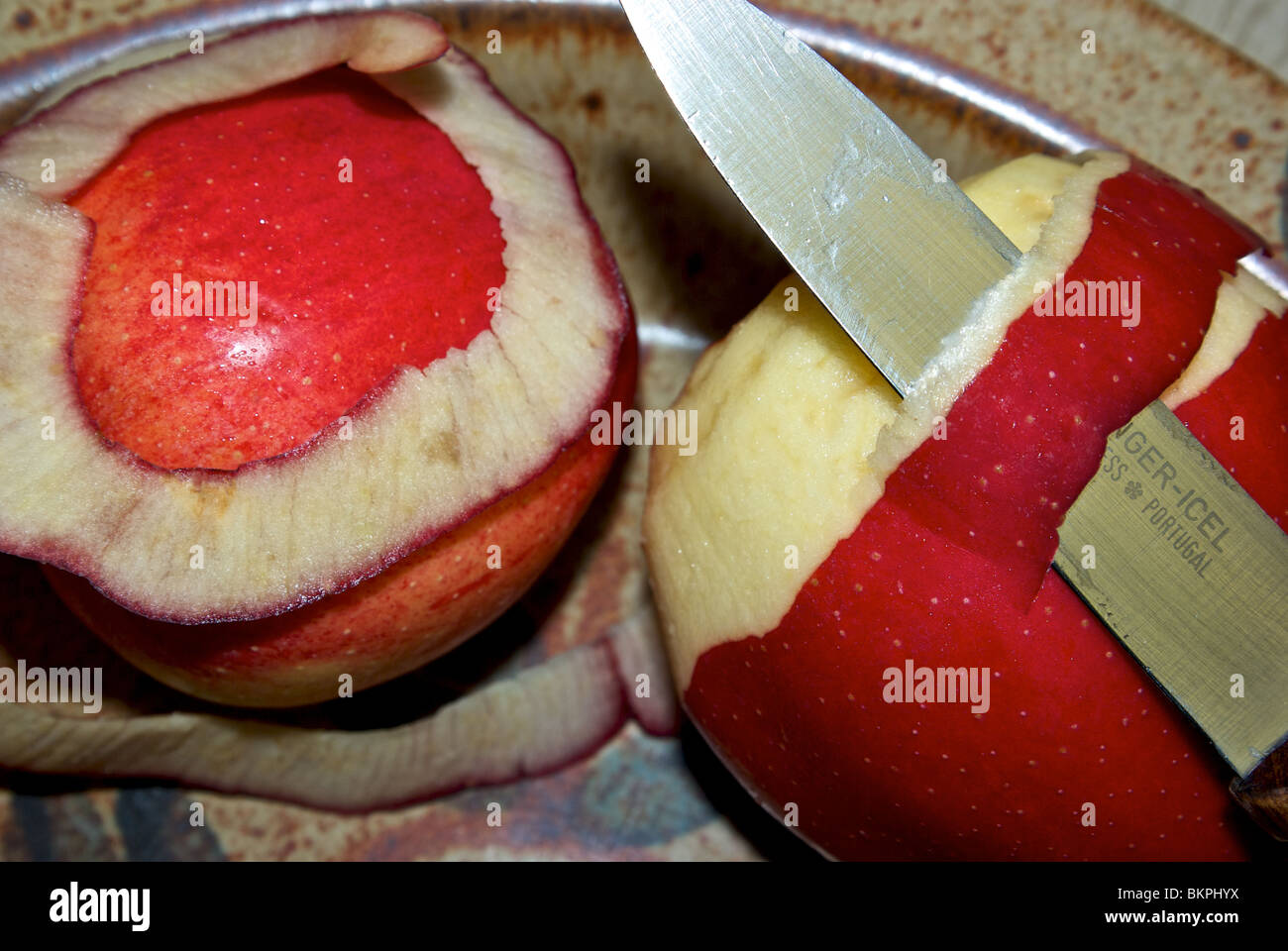 Sharp spelucchino dritto rosso sbucciare le mele Gala per la cottura Foto Stock