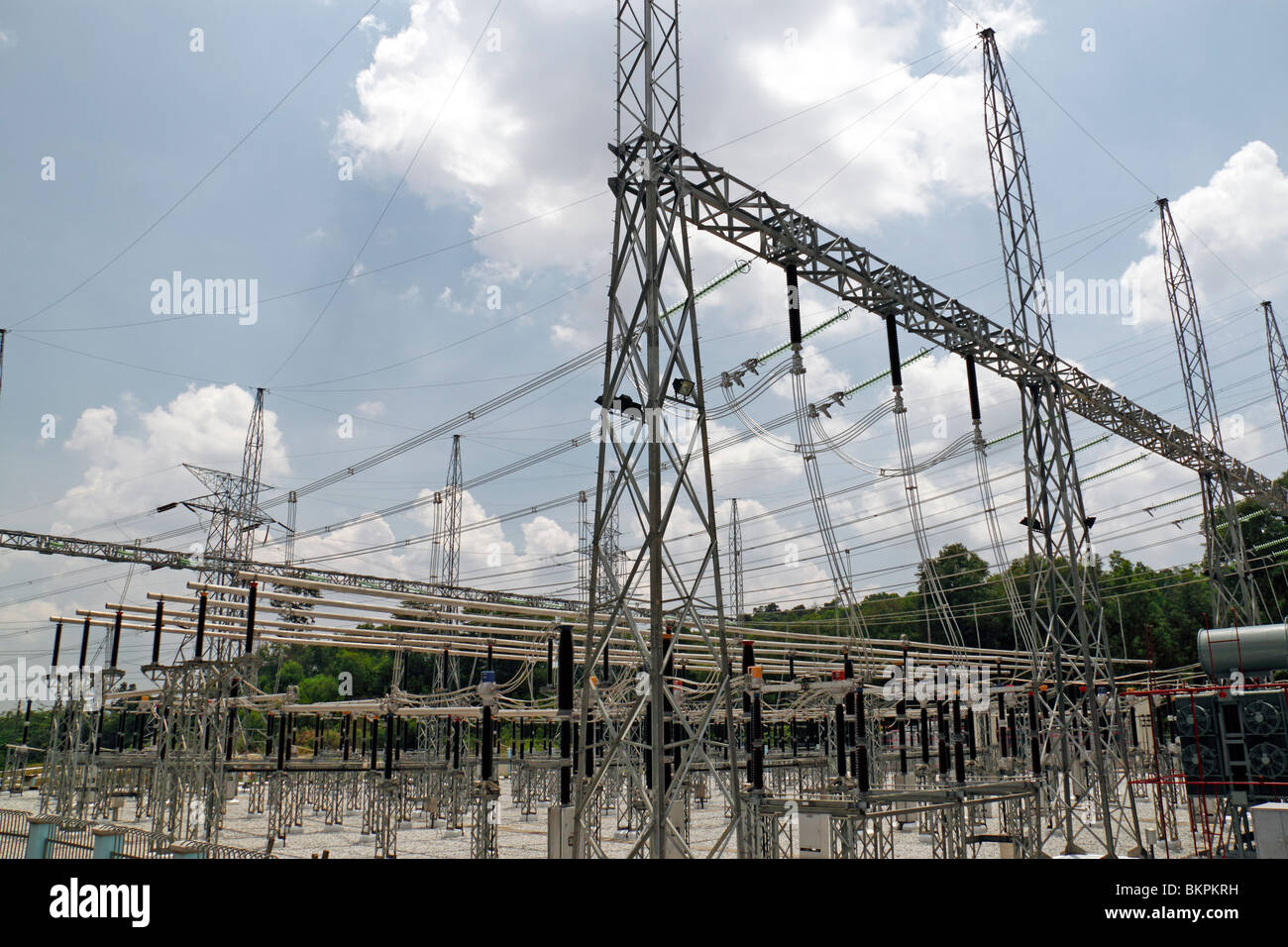 Una immagine di una stazione di potenza grid con Trasformatori e isolatori. Foto Stock