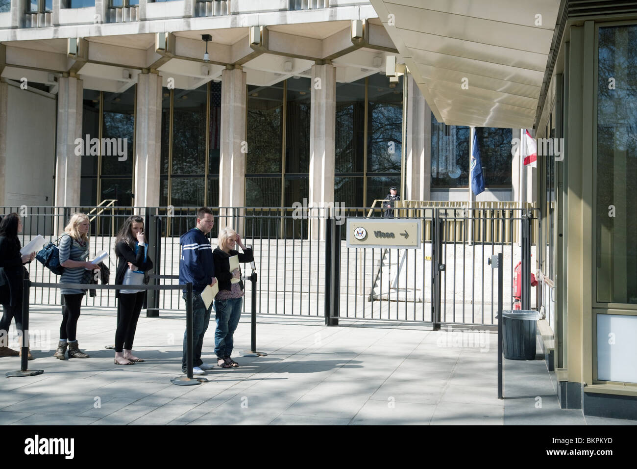British adolescenti in attesa presso l'ambasciata degli Stati Uniti di applicare per i visti, l'ambasciata USA, Grosvenor Square, London REGNO UNITO Foto Stock