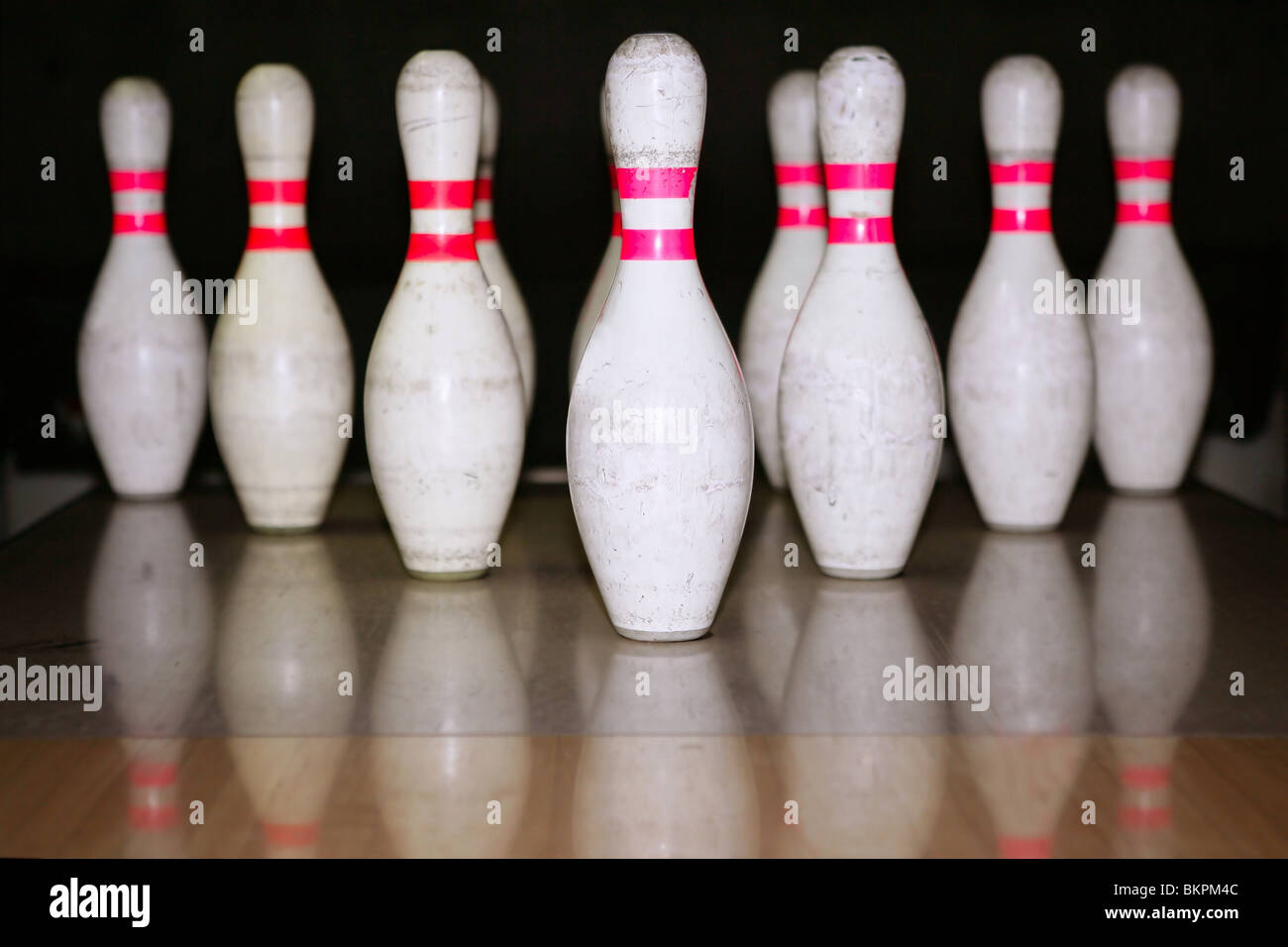 Bowling fila bolo riflessione sul pavimento in parquet Foto Stock