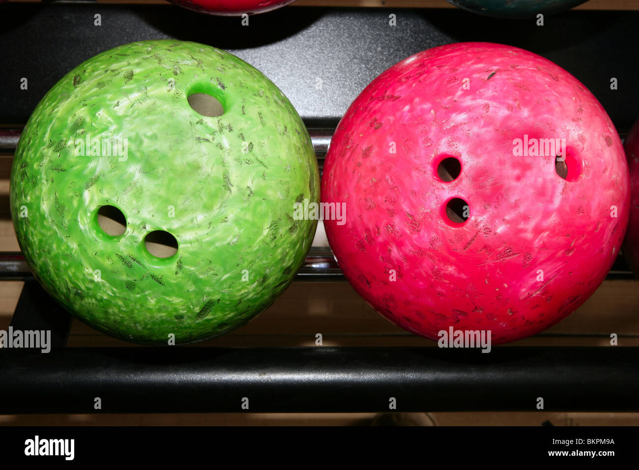 Palle da bowling rosso verde closeup riga dettaglio Foto Stock