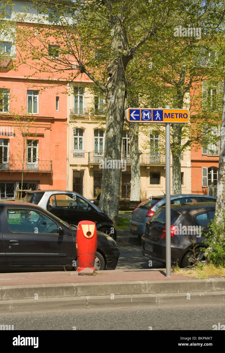 Direzione di orientamento a Toulouse Stazione della Metropolitana in una strada locale Haute-Garonne Midi-Pirenei Francia Foto Stock