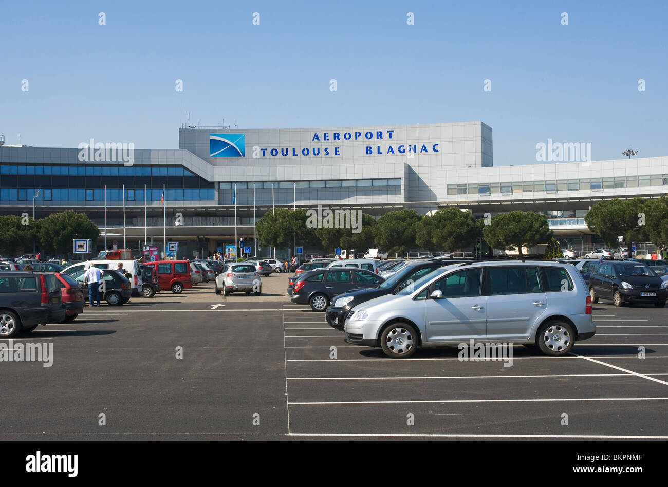 Parcheggio auto e il Terminal dell' Aeroporto di Tolosa Blagnac durante la nube di cenere interruzioni Haute-Garonne Midi-Pirenei Francia Foto Stock