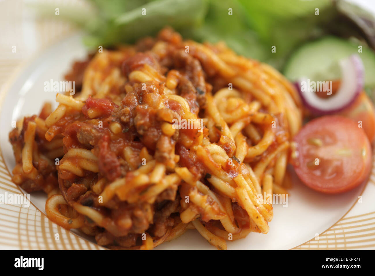 Spaghetti alla Bolognese con insalata Foto Stock