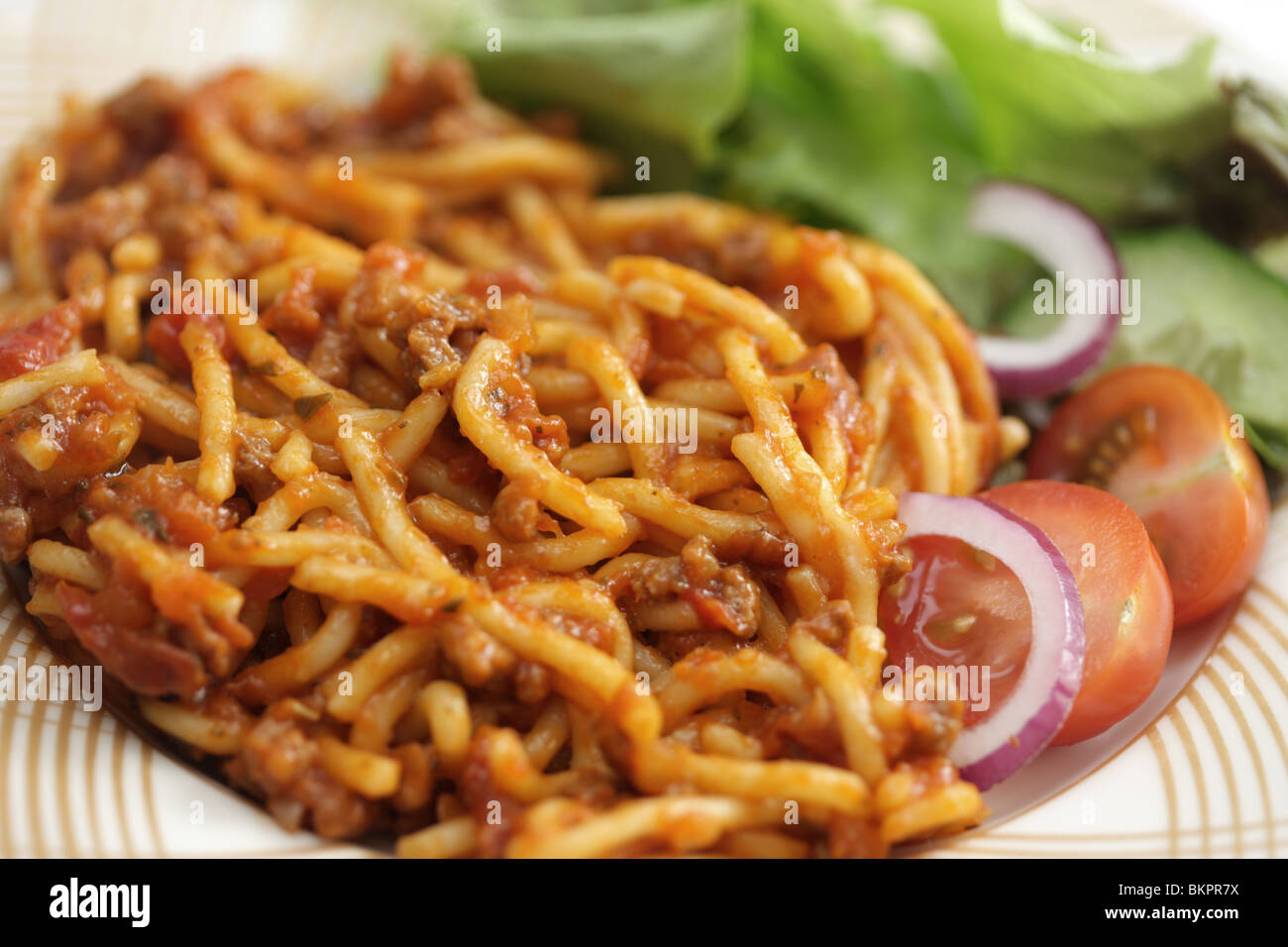 Spaghetti alla Bolognese con insalata Foto Stock