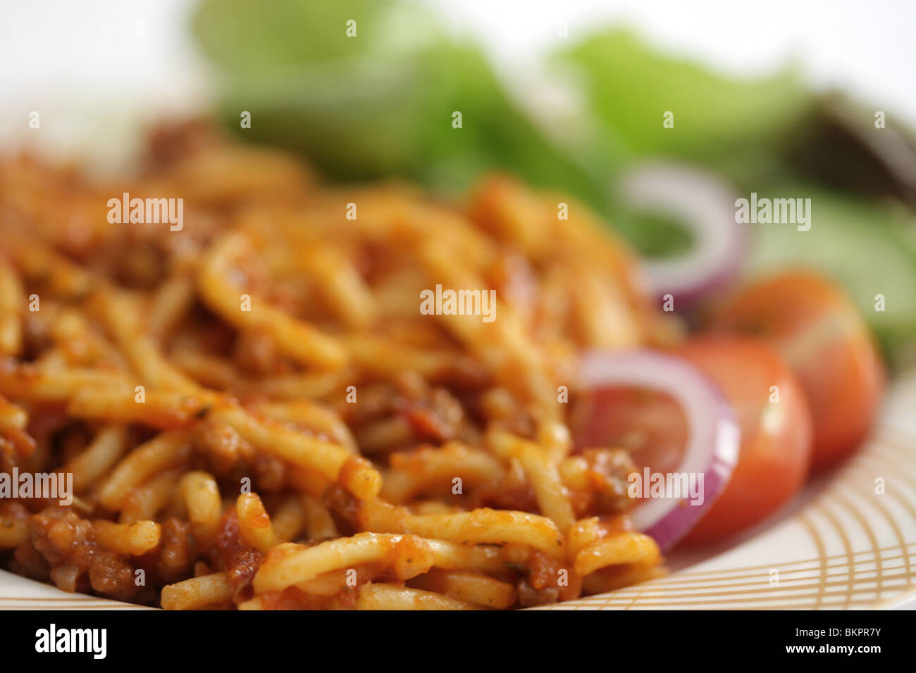 Spaghetti alla Bolognese con insalata Foto Stock