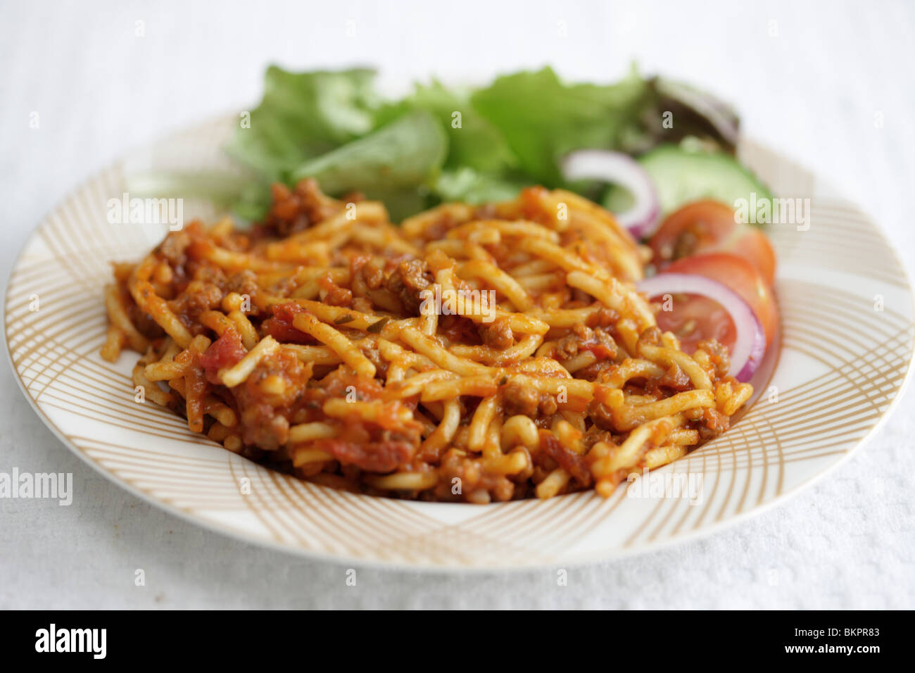Spaghetti alla Bolognese con insalata Foto Stock