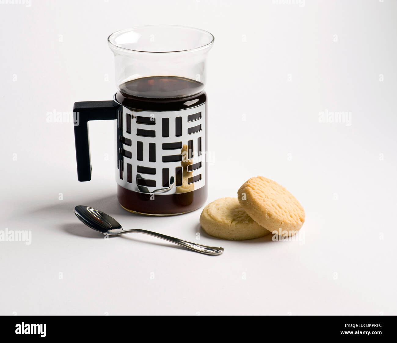 La tazza di caffè nero con biscotti frollini Foto Stock