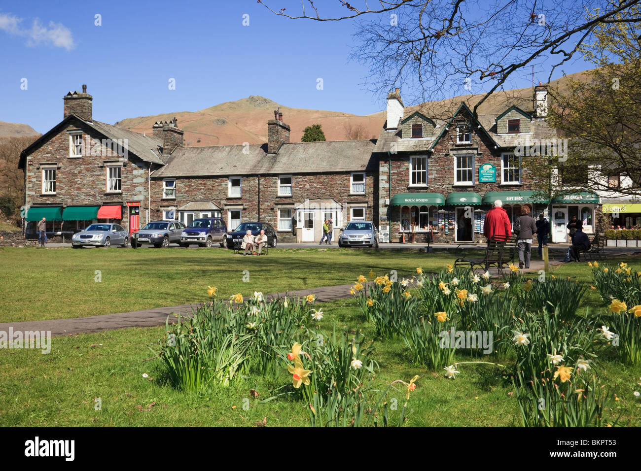 Piuttosto vecchio villaggio verde con narcisi fioritura in primavera nel Parco Nazionale del Distretto dei Laghi. Grasmere, Cumbria, Regno Unito, Gran Bretagna Foto Stock