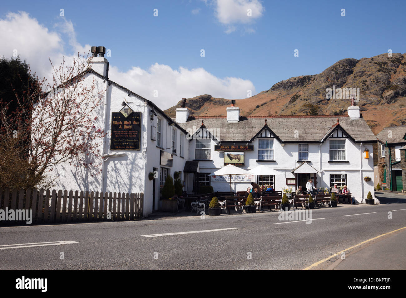 Il Black Bull Hotel Lakeland Village pub nel Parco Nazionale del Distretto dei Laghi. Coniston, Cumbria, Regno Unito, Gran Bretagna Foto Stock
