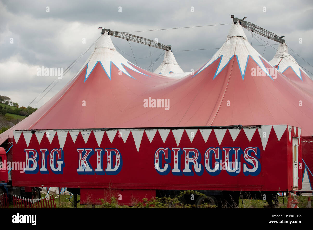 Il capretto grande circo itinerante di colore rosso big top tenda, visitando Aberystwyth Wales UK Foto Stock