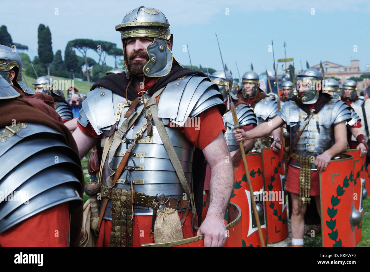La storia Roman re-enactors armature Romane soldato legionario Roma Italia Foto Stock