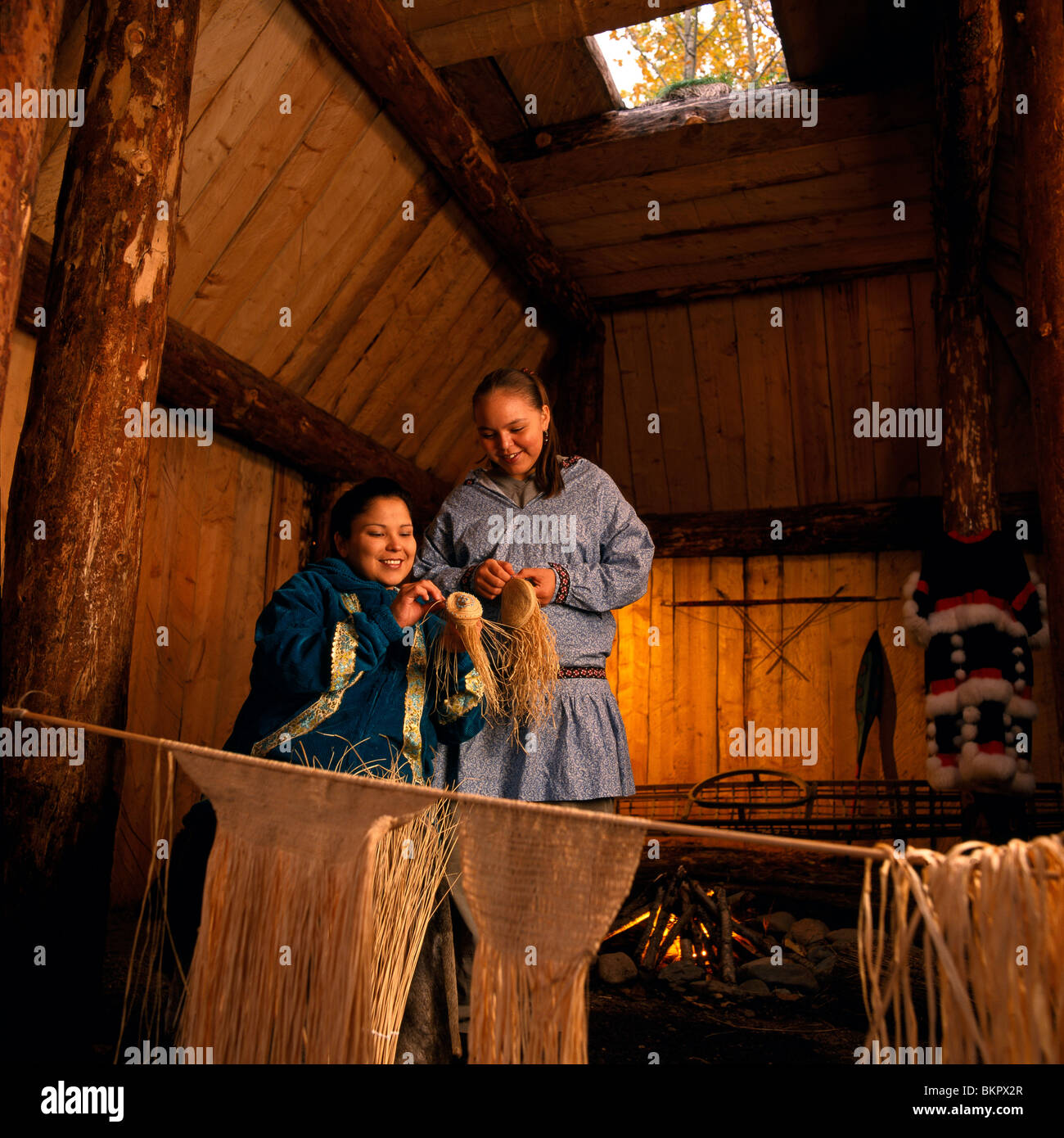 Alaskan Aleut nativo donne Erba di armatura carrello SC AK &#xD;AK Native Heritage Centre Foto Stock