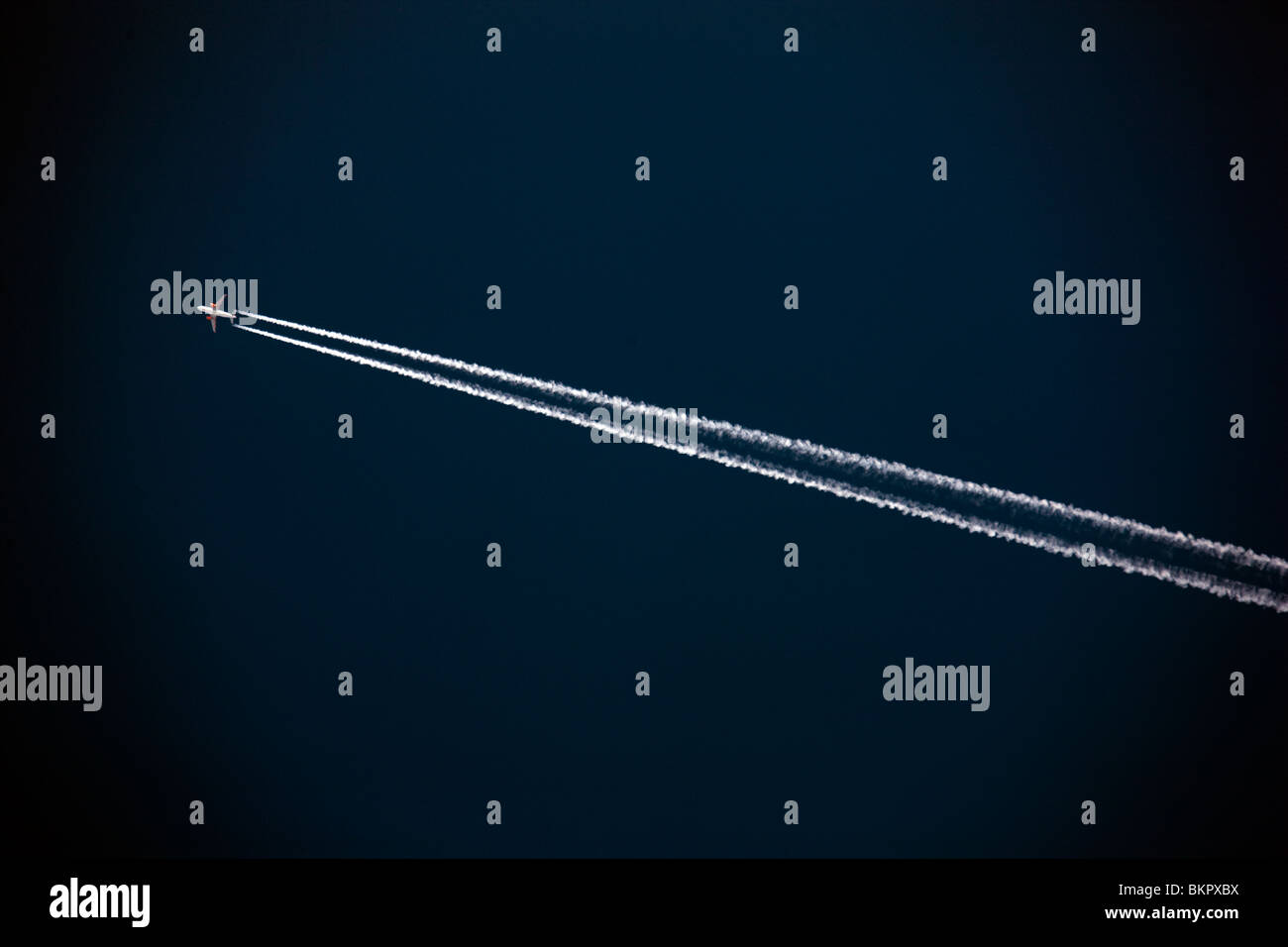 Un passeggeri EasyJet aeromobile lascia una scia di vapore attraverso un blu cielo senza nuvole in Gran Bretagna Foto Stock
