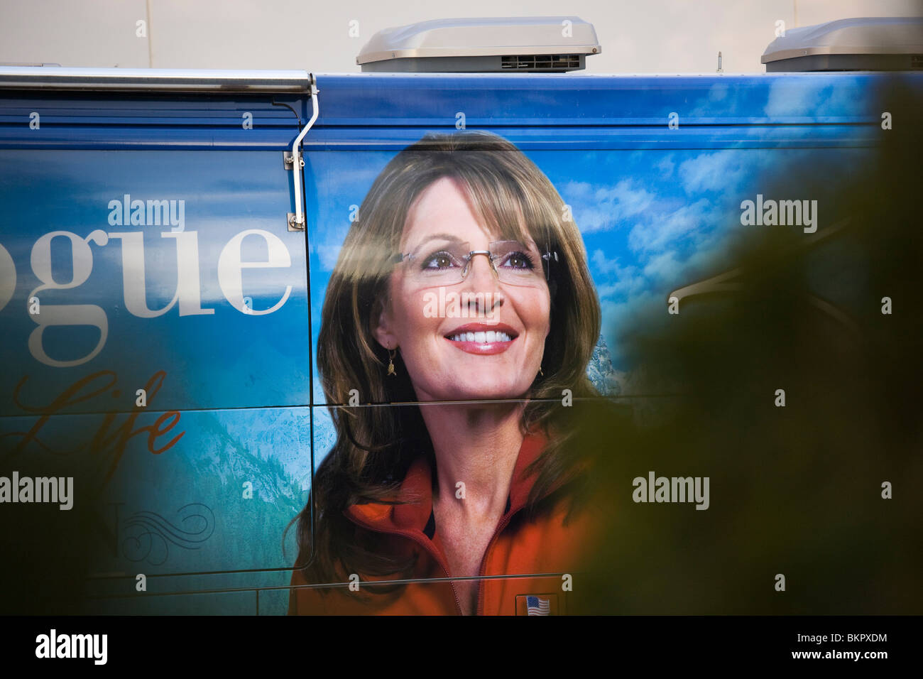 Sarah Palin andando Rogue prenota tour bus, a Fred Meyer, Coeur d Alene, Idaho, Dicembre 12, 2009. Foto Stock