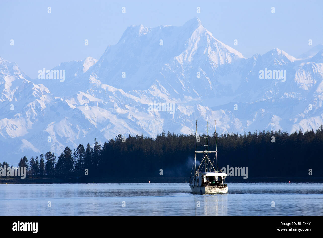 Vista panoramica del St. Elias con un commerciale di pesca barca in primo piano nei pressi di Yakutat, Alaska Foto Stock