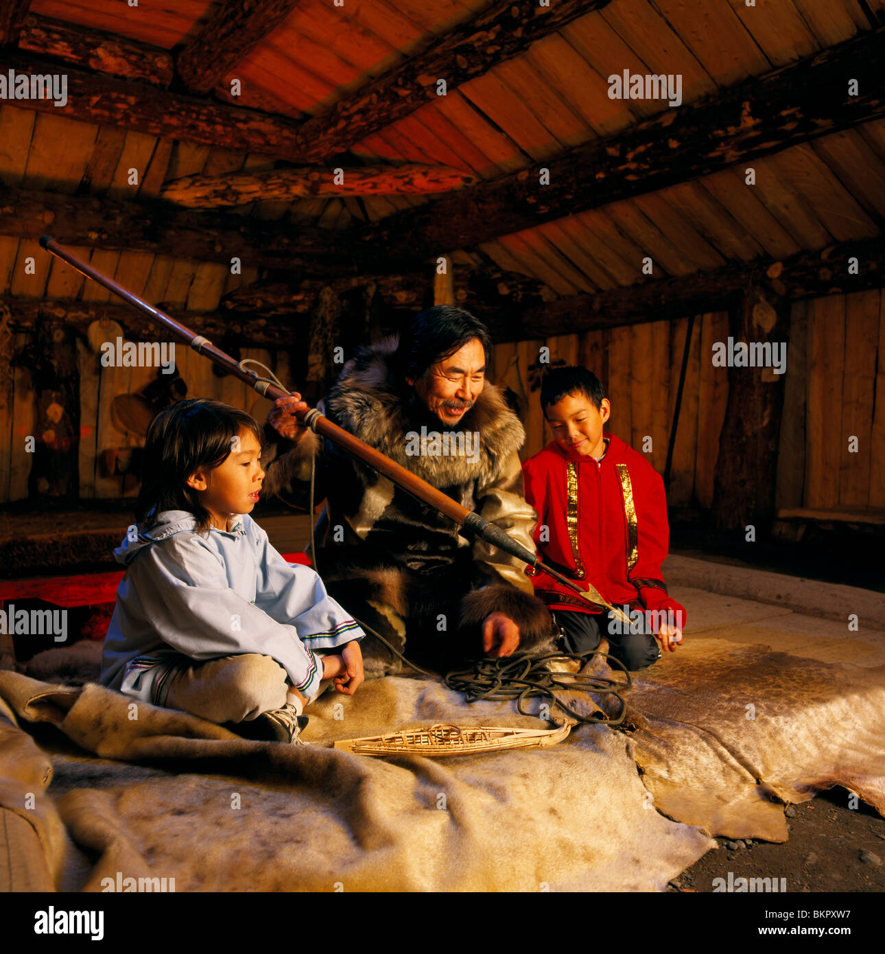 Yupik artista racconta storie di caccia ai bambini @ Casa Mens AK SC AK Native Heritage Centre Foto Stock