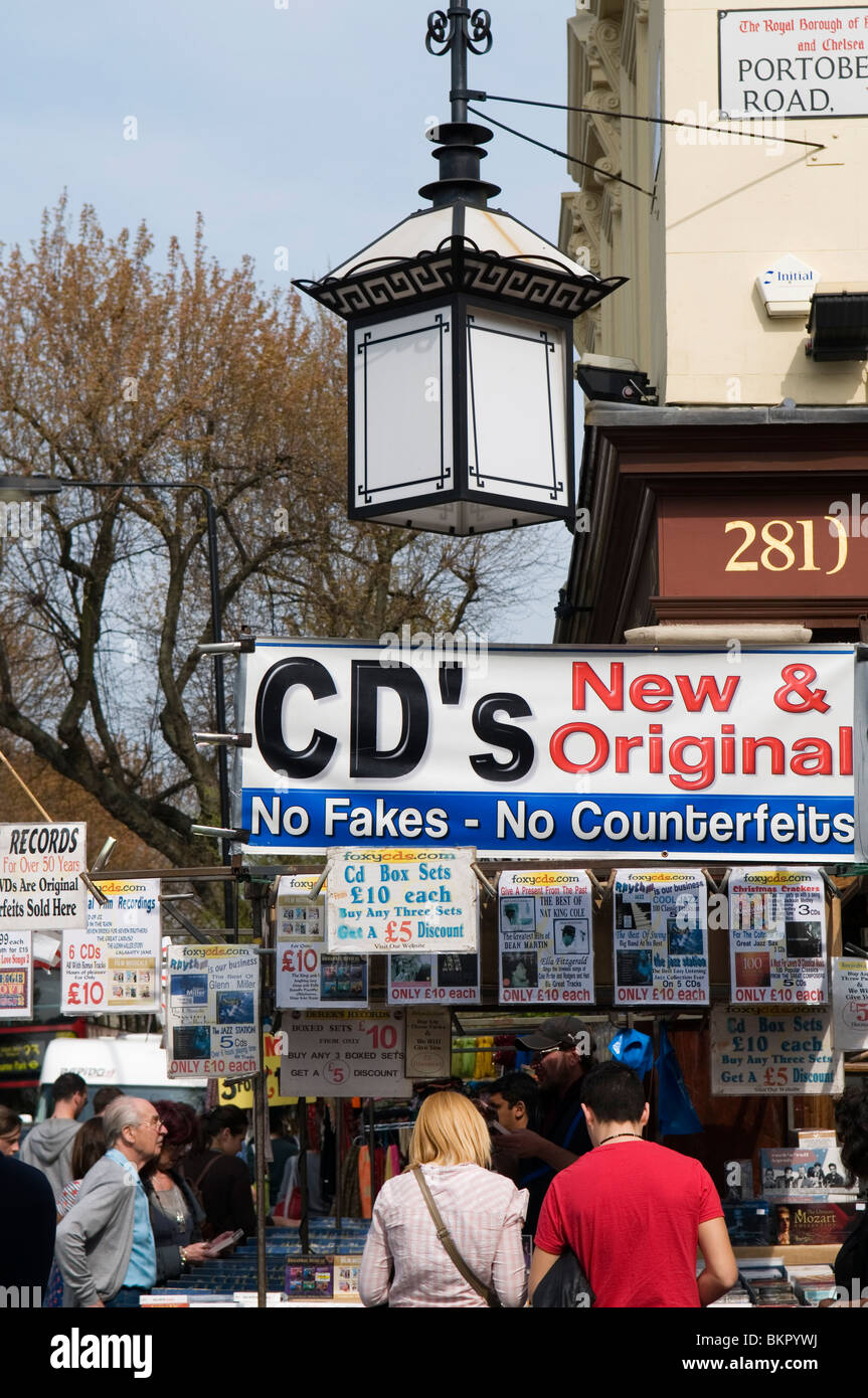 Persone in CD allo stallo e Mercato di Portobello Road a Notting Hill Londra Ovest Inghilterra REGNO UNITO Foto Stock