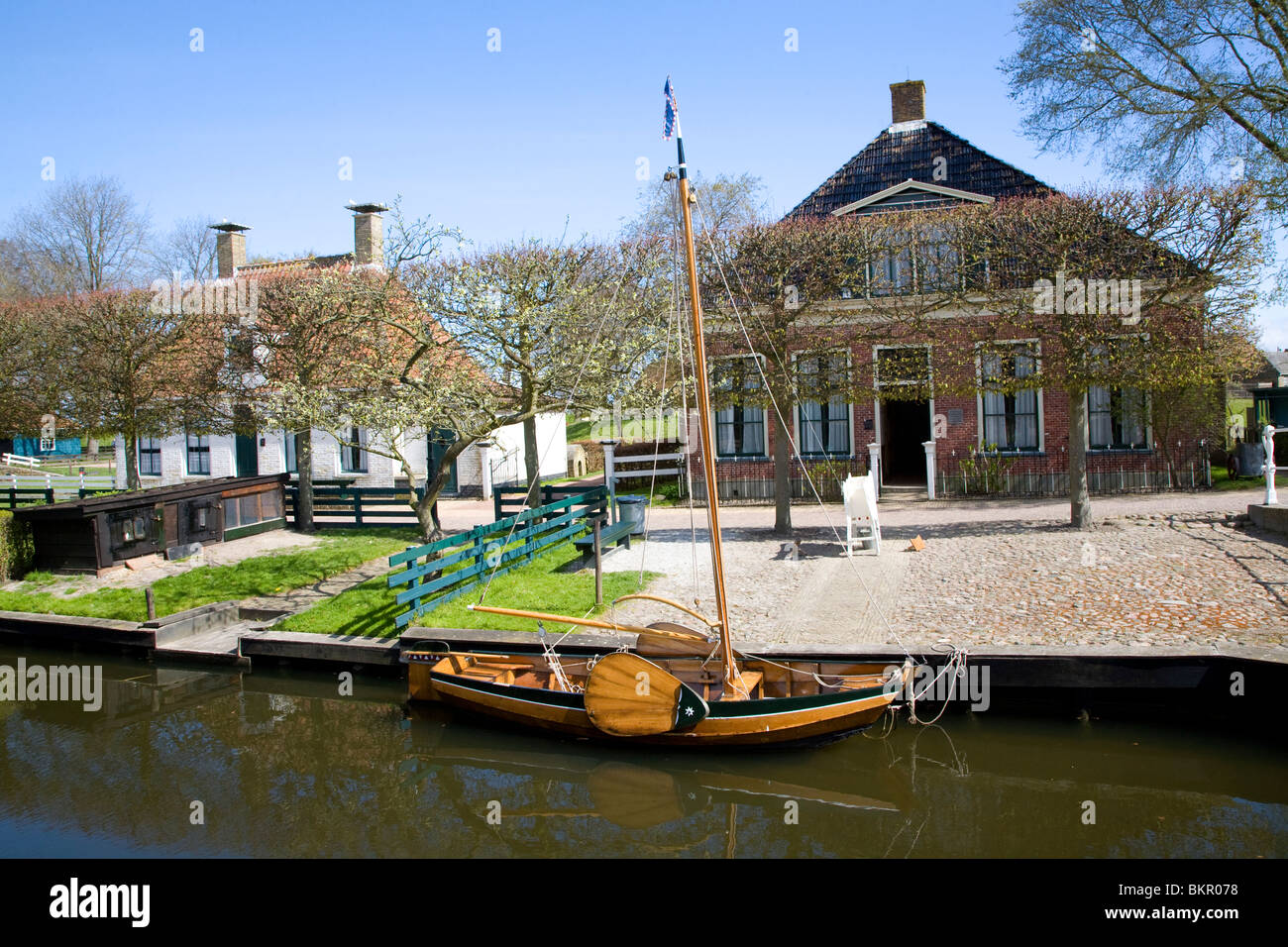 Chiatta a vela sulla città canal, museo Zuiderzee, Enkhuizen, Paesi Bassi Foto Stock