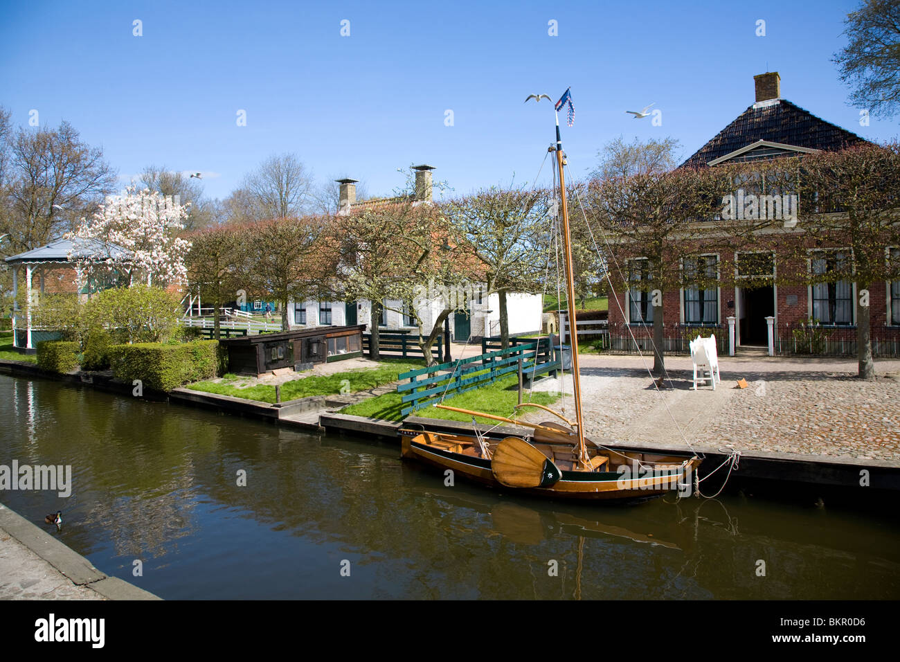 Chiatta a vela sulla città canal, museo Zuiderzee, Enkhuizen, Paesi Bassi Foto Stock