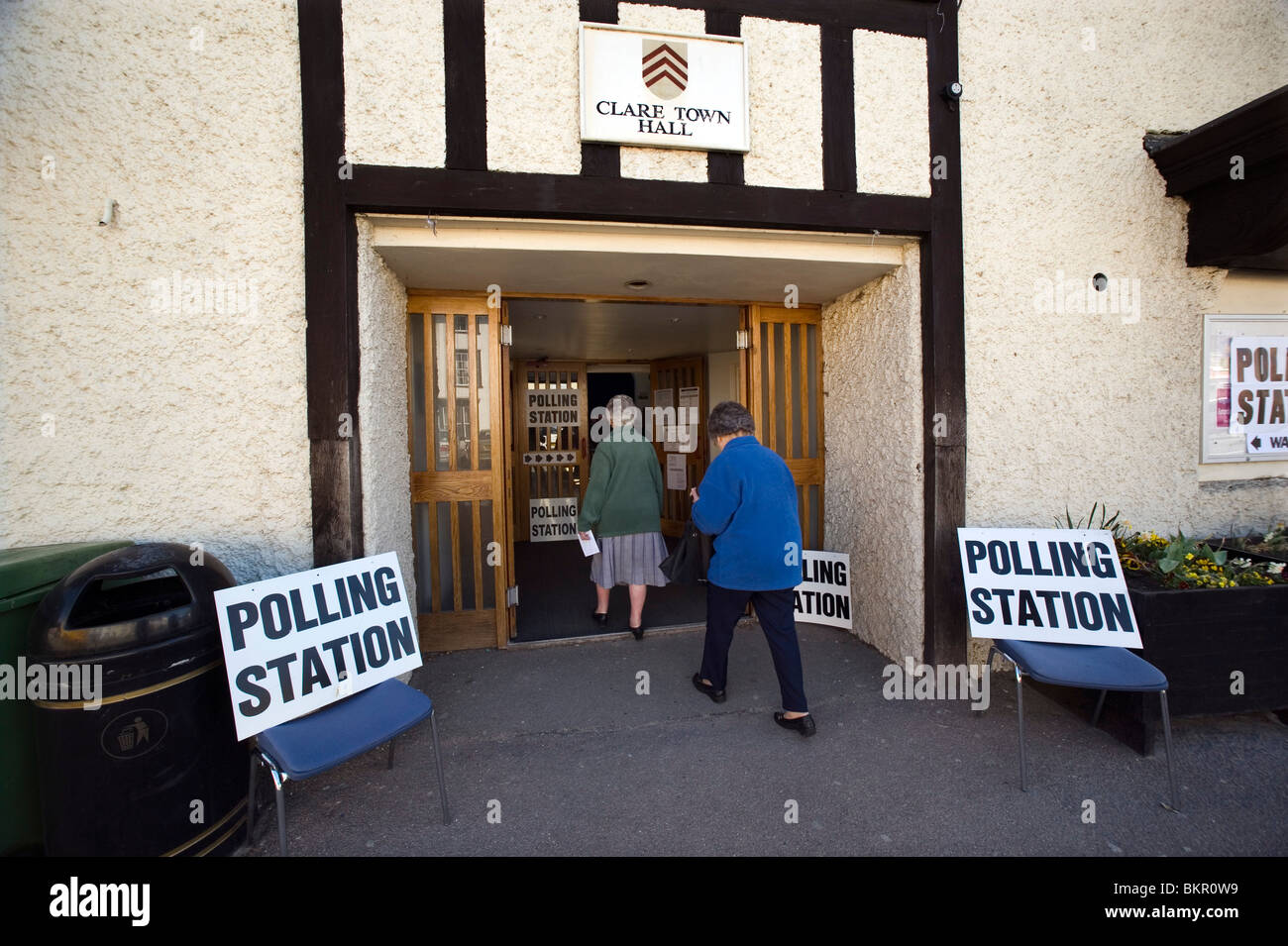 La quintessenza del Medio Inghilterra elettori si recheranno alle urne in Clare, Suffolk, Inghilterra,UK sulle elezioni del giorno 6 maggio 2010. Foto Stock