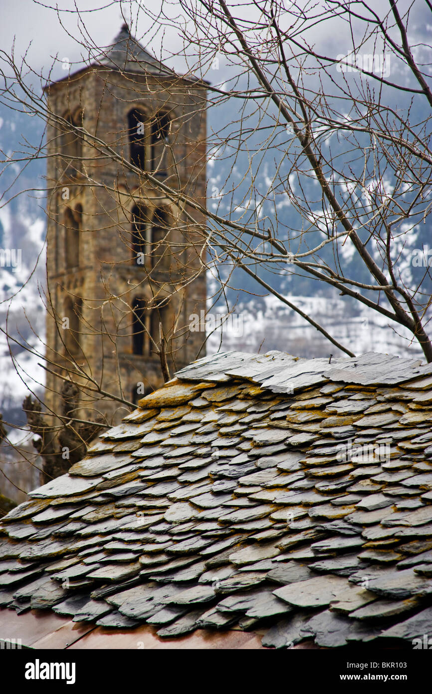 Chiesa romanica (s. XII). : UNESCO - Sito Patrimonio dell'umanità- Pirenei. Vall de Boi. Spagna Foto Stock