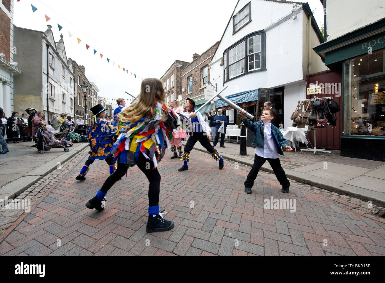 I giovani danzatori morris dal Royal Liberty Morris balli presso il Festival spazia Foto Stock