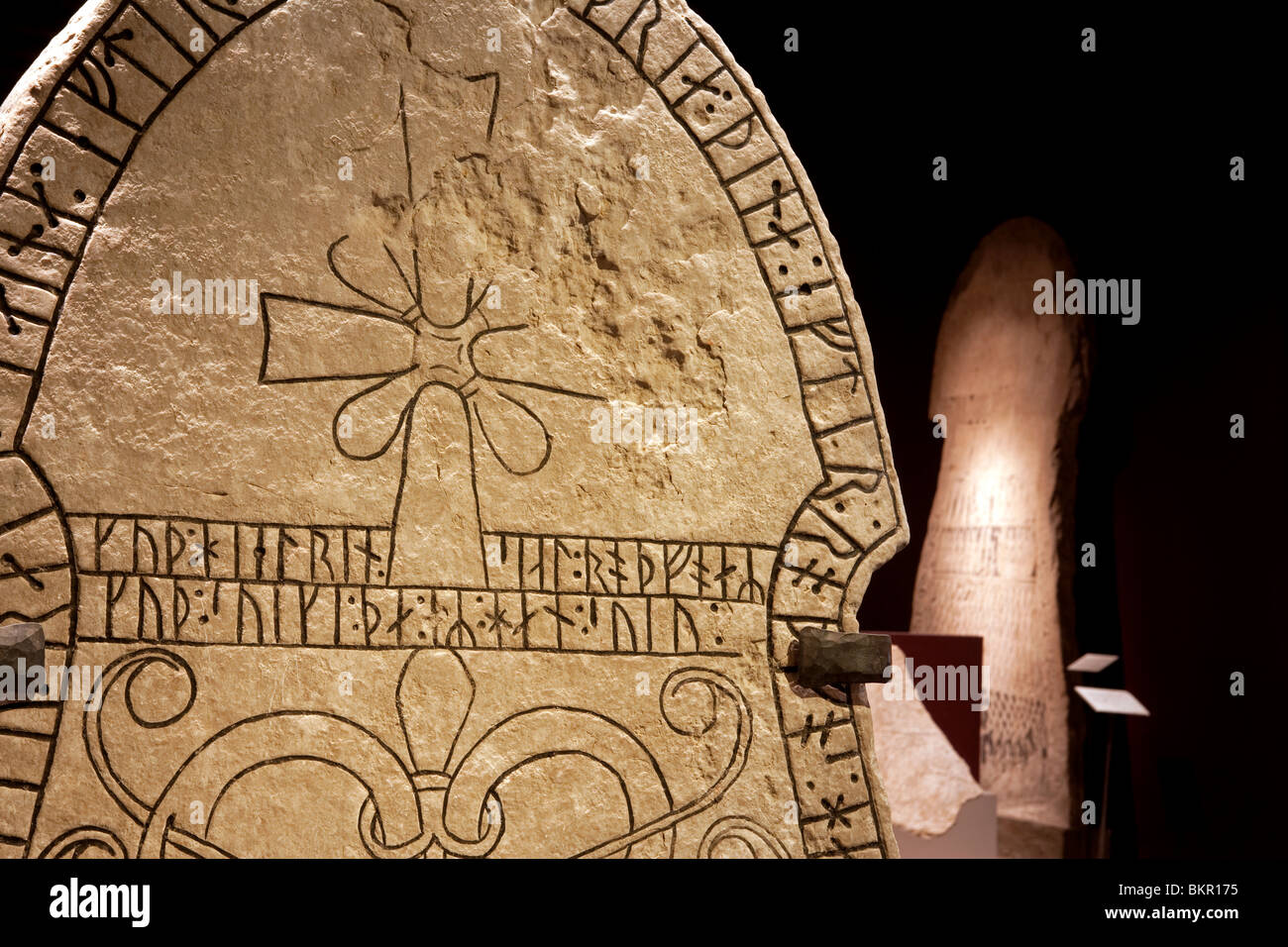 La Svezia, l'isola di Gotland, Visby. Dettaglio da Viking scavate rune pietre nel Museo Storico di Gotland Foto Stock