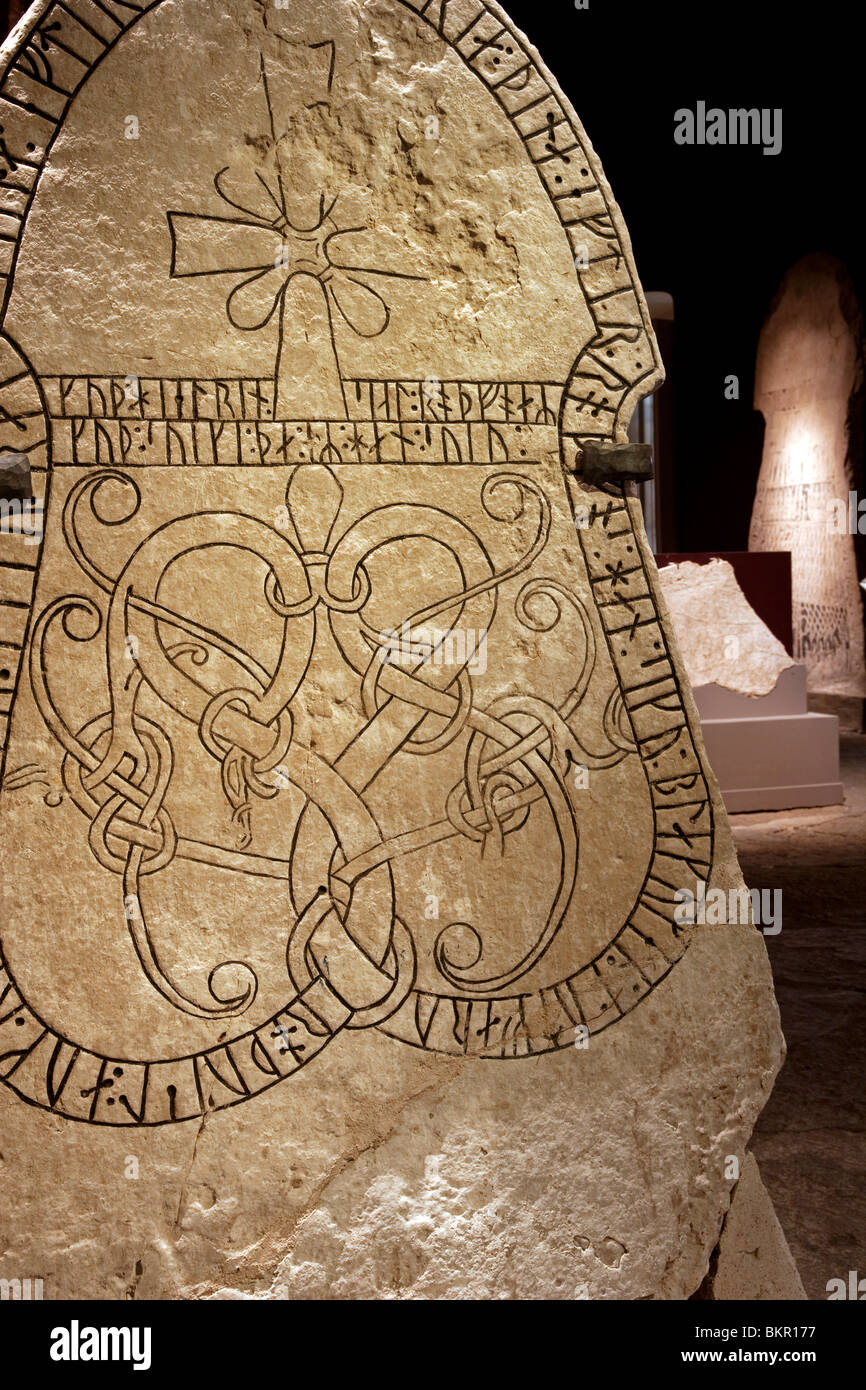 La Svezia, l'isola di Gotland, Visby. Dettaglio da Viking scavate rune pietre nel Museo Storico di Gotland Foto Stock