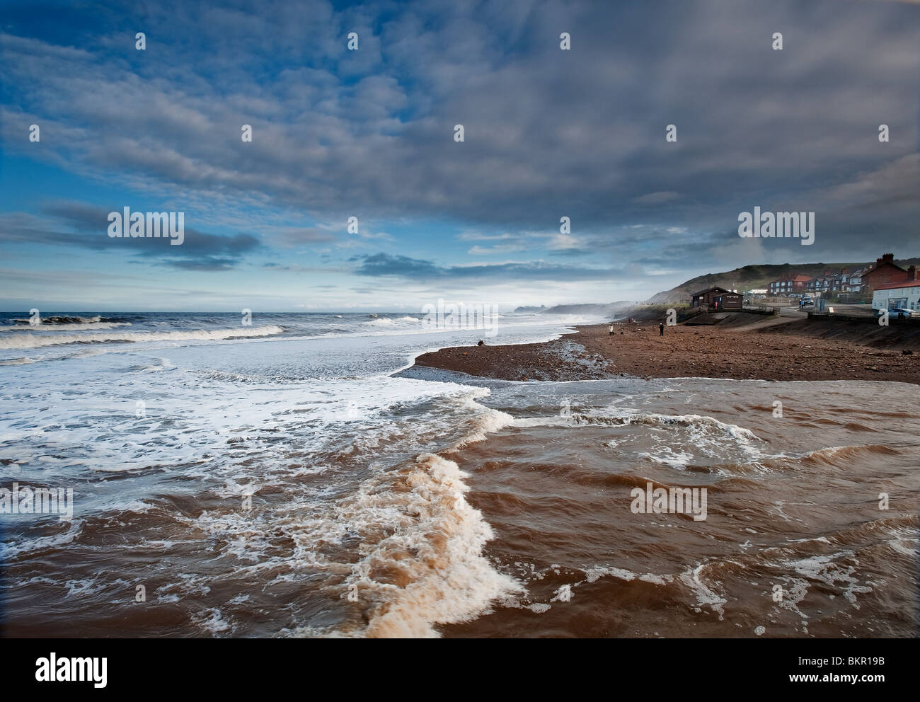 Alta Marea e il mare in tempesta a Sandsend vicino a Whitby Foto Stock