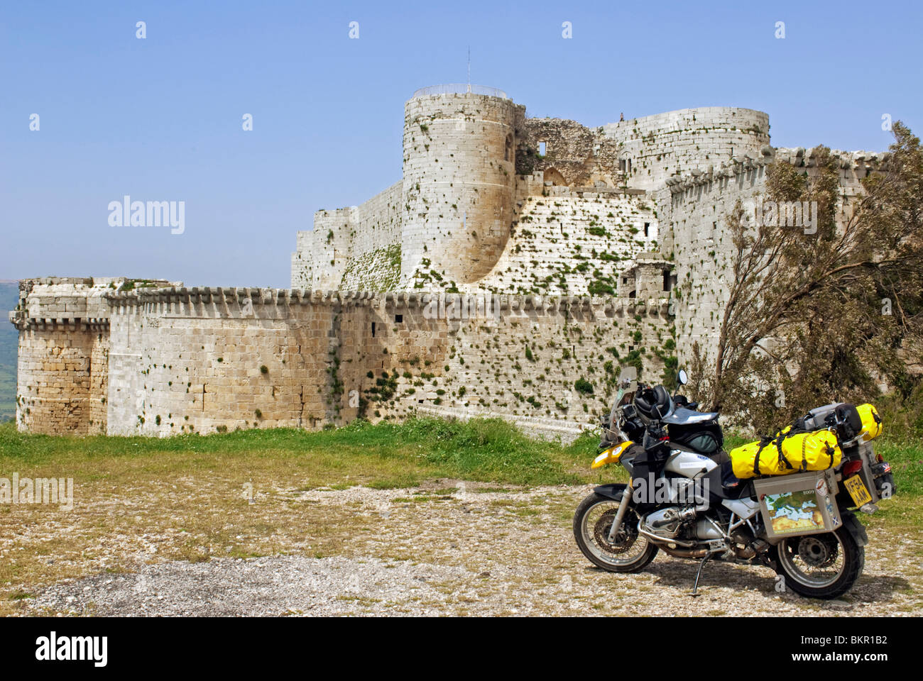 La Siria. La moto nella parte anteriore del castello crociato di Krak des Chevaliers. Foto Stock