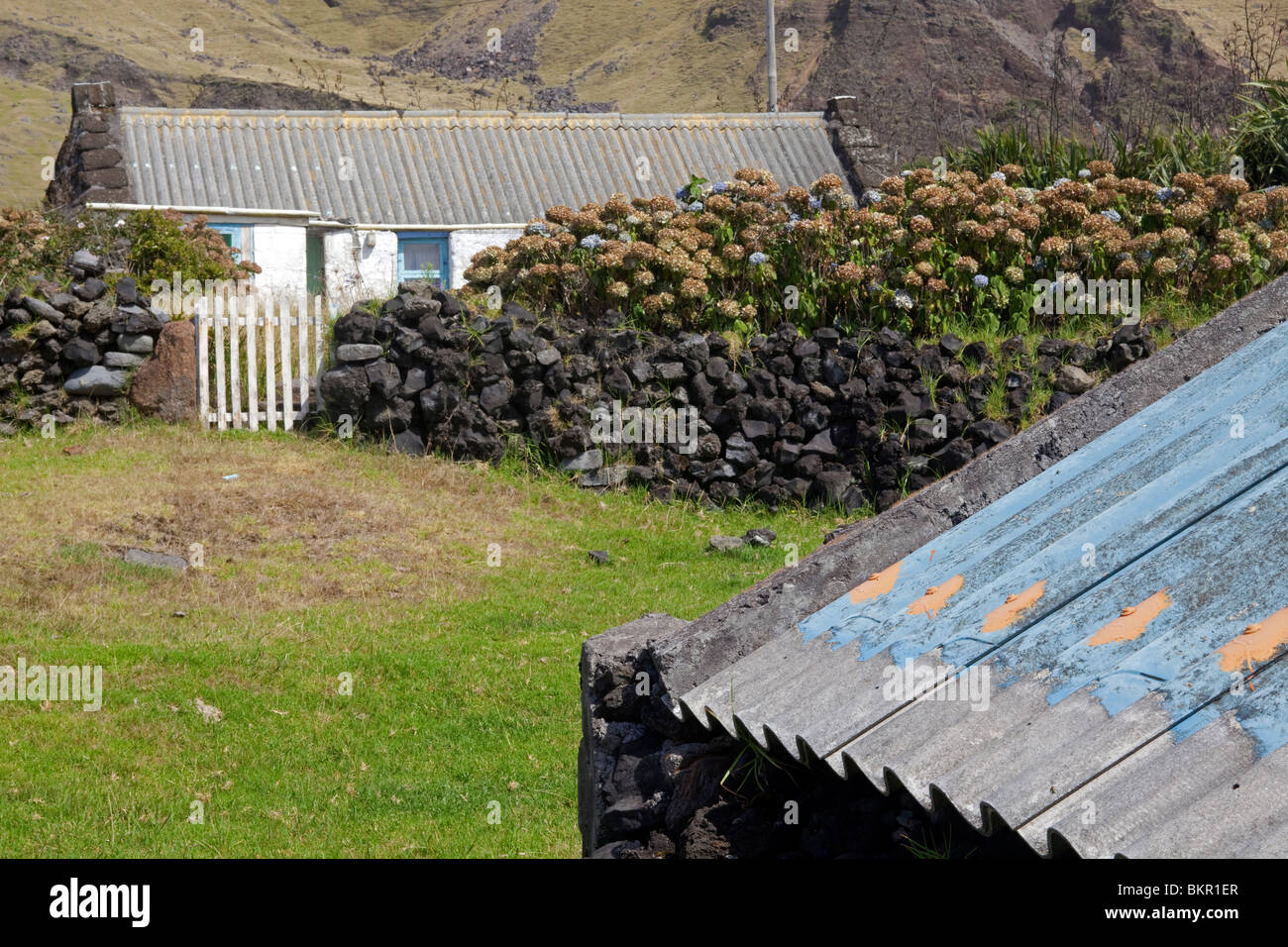 Tristan da Cunha Island, capitale di insediamento di Edimburgo. Storia di singole case nella capitale dell'isola dal tetto di ferro corrugato. Foto Stock