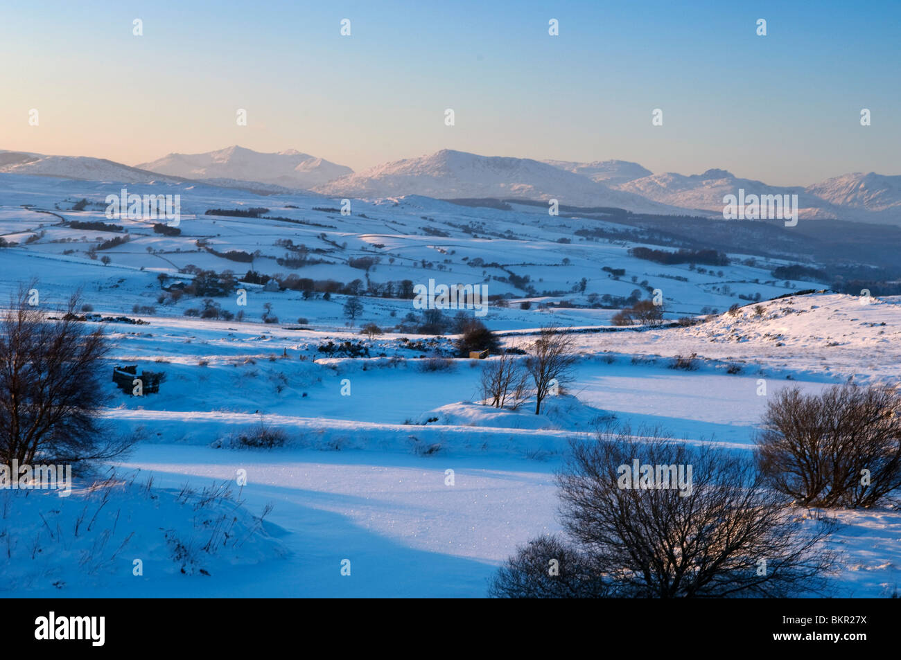 Il Galles,Conwy Snowdonia. Vista attraverso il paesaggio innevato di Snowdonia in inverno Foto Stock