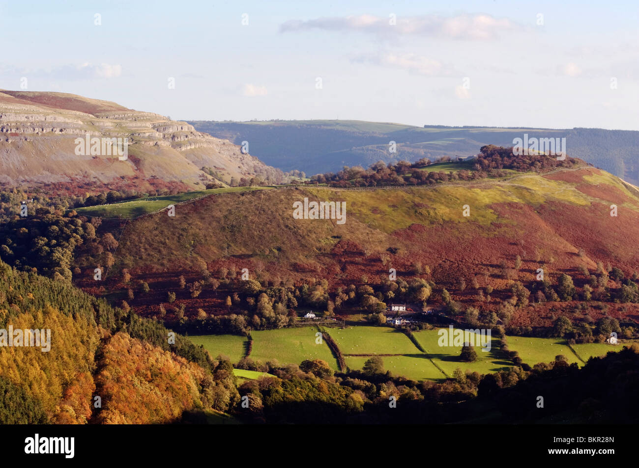 Il Galles, vicino a Llangollen. Vista sulla ripida collina di Fron Fawr verso Ruabon Mountain e la Dee Valley Foto Stock
