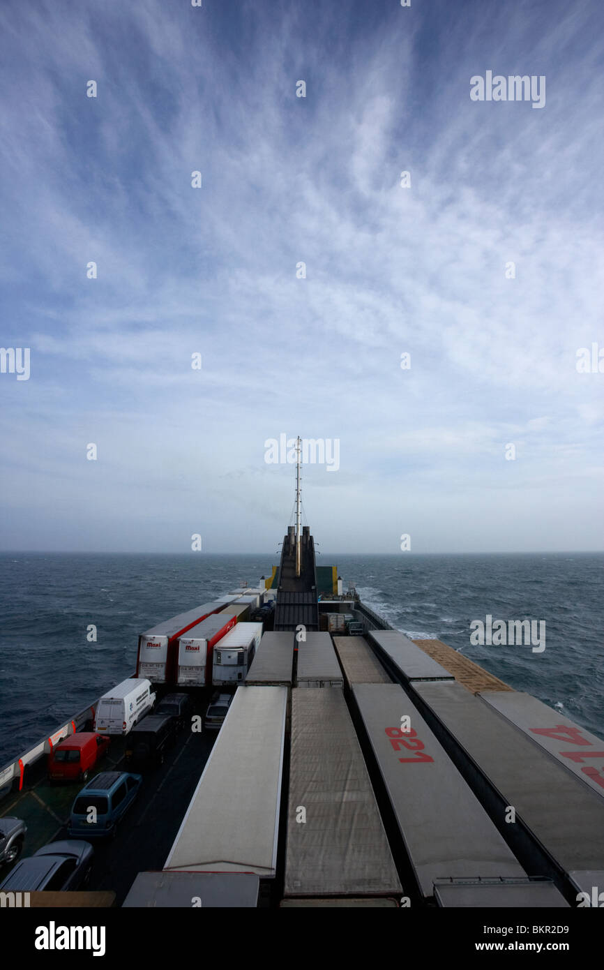 Norfolkline traghetto merci viaggiano attraverso il mare agitato nel Mare d'Irlanda tra Liverpool e Belfast Regno Unito Foto Stock