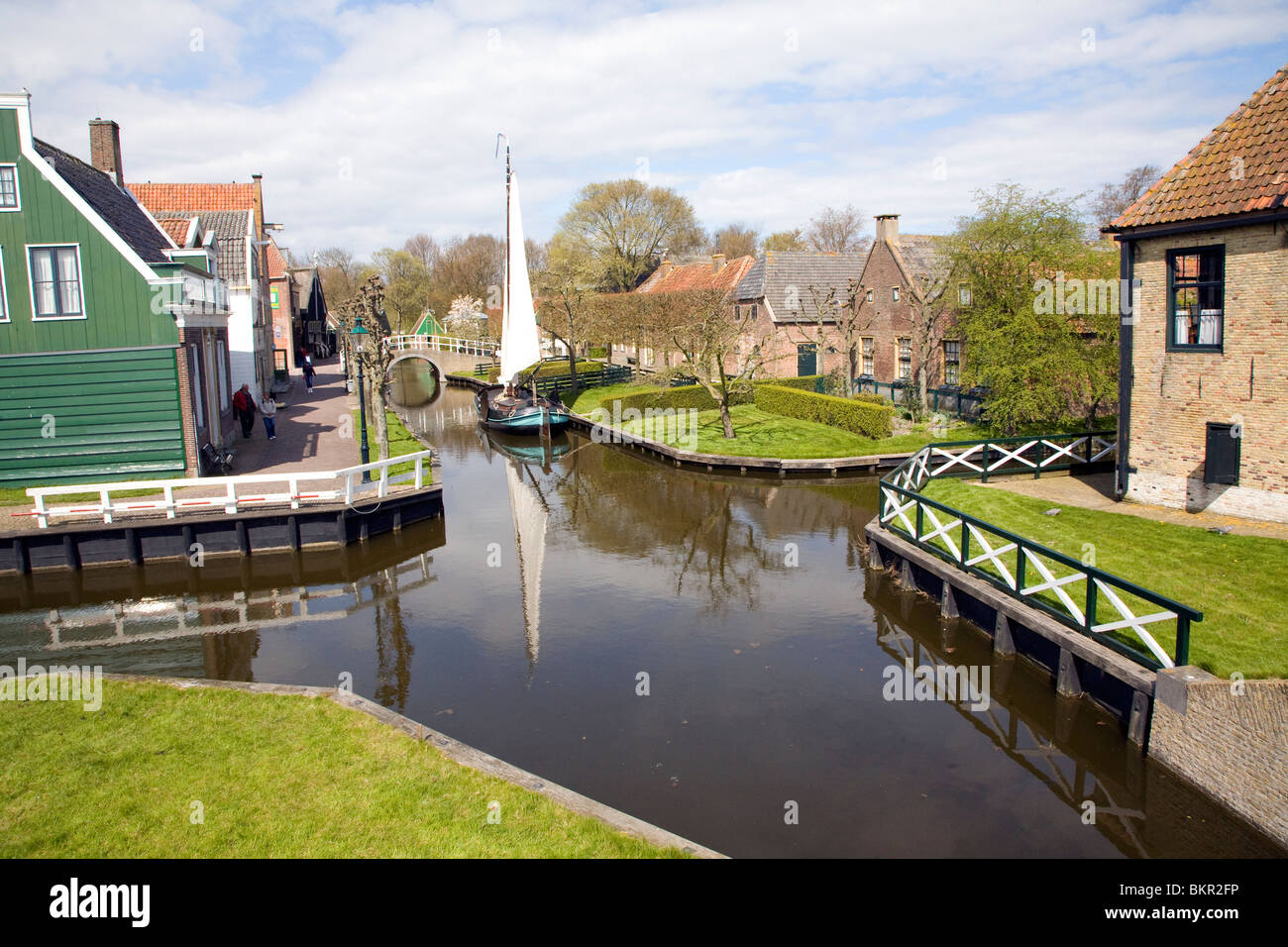 Chiatta a vela sulla città canal, museo Zuiderzee, Enkhuizen, Paesi Bassi Foto Stock