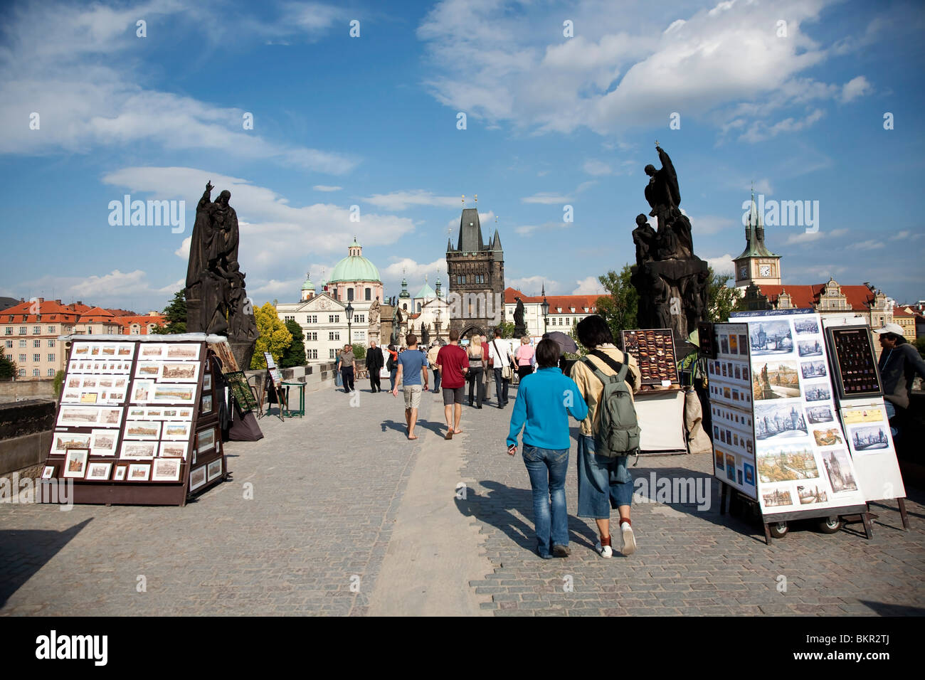 Repubblica Ceca, Praga. I turisti a piedi attraverso il famoso Ponte Carlo Foto Stock