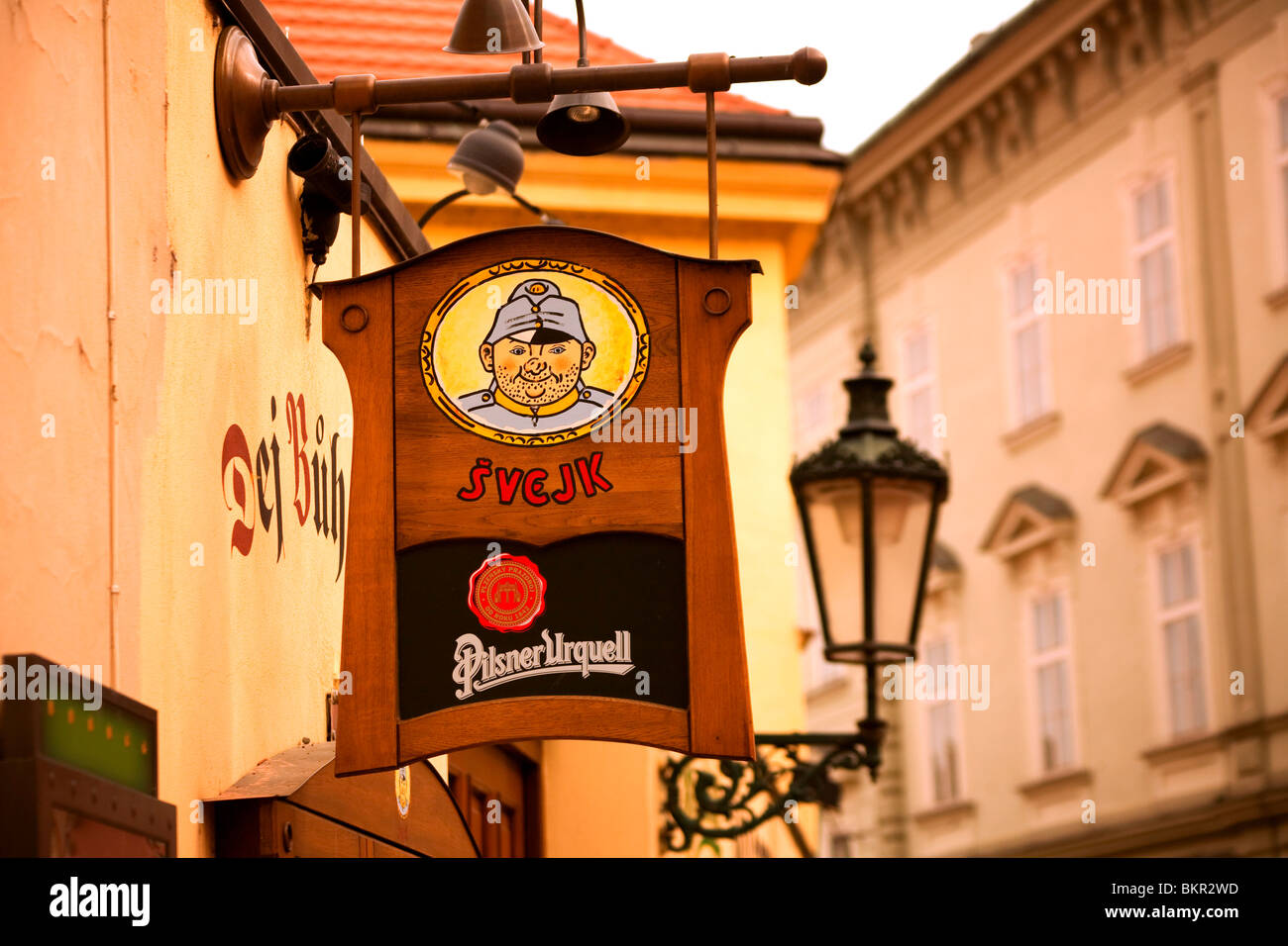 Repubblica Ceca, Praga; segno di un bar nel centro storico pubblicità Pilsner Urquell, una tipica birra ceca Foto Stock