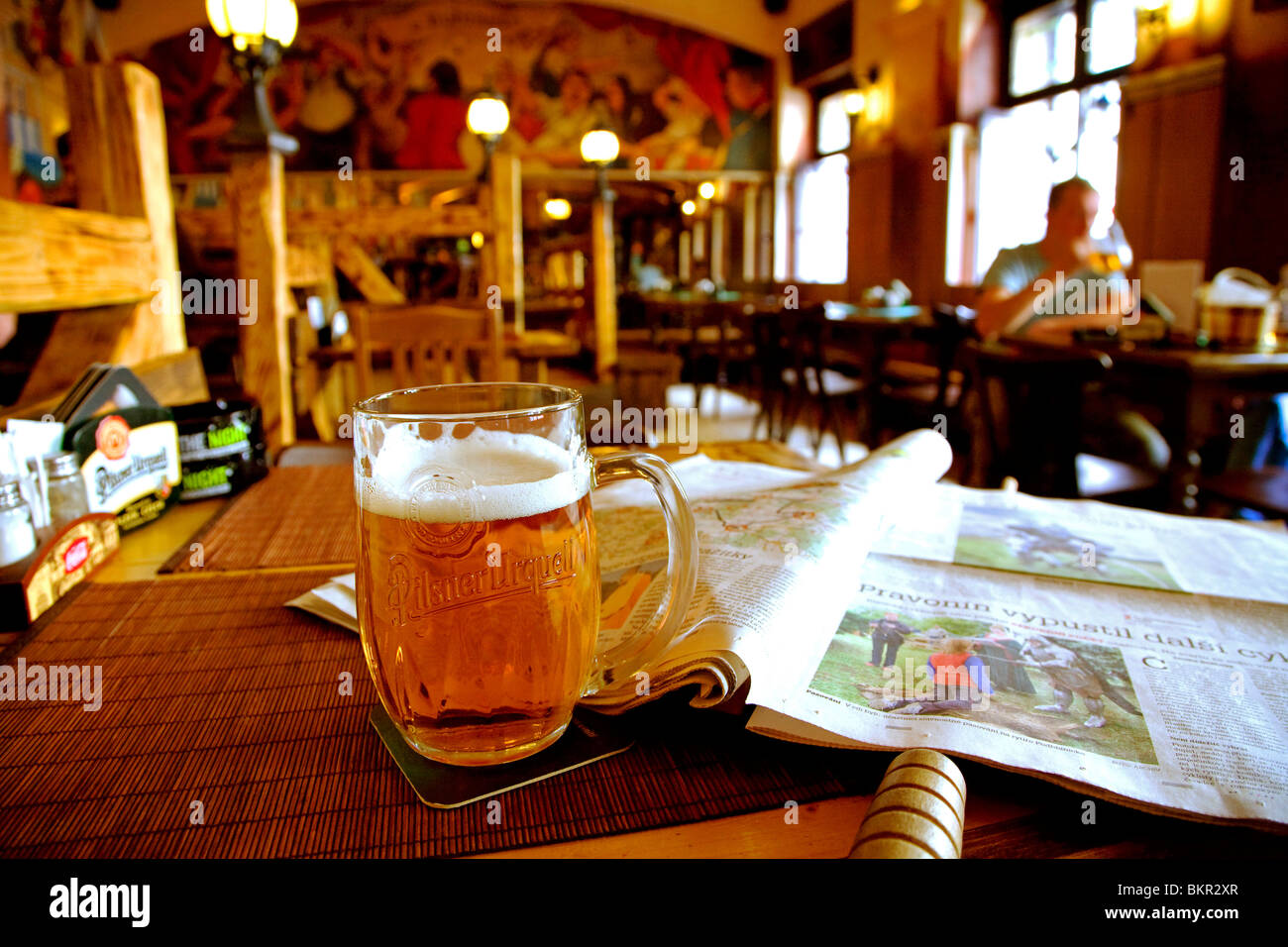 Repubblica Ceca, Praga; all'interno di un tipico tradizionale Pub Ceco con pareti dipinte. Foto Stock
