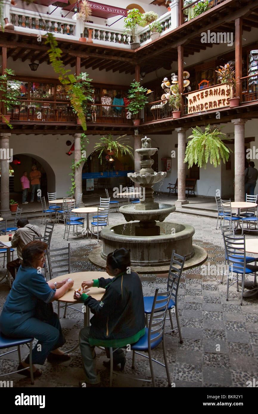 Ecuador, un piccolo centro commerciale per lo shopping e la caffetteria nel centro cittadino di Quito. Foto Stock