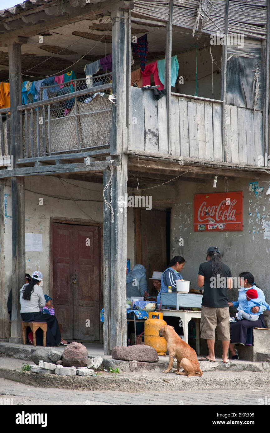 Ecuador, angolo foodstall in un vecchio edificio vicino Otavalo. Foto Stock