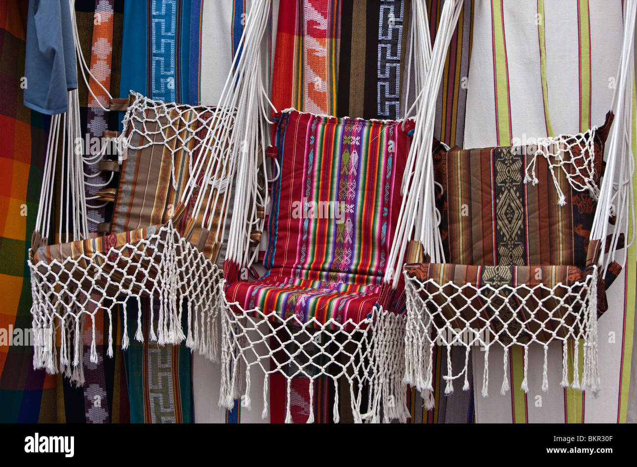 Ecuador, delle bancarelle che vendono vivacemente colorati, fatto in officina sedie pensili a Otavalo. Foto Stock