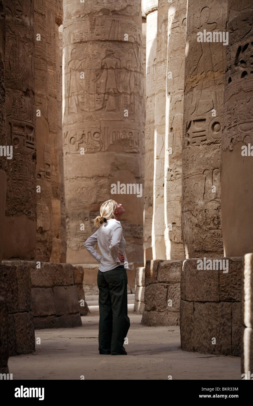 Egitto, Karnak. Un turista guarda fino a enormi colonne di pietra nel grande Hypostyle Hall. (MR) Foto Stock