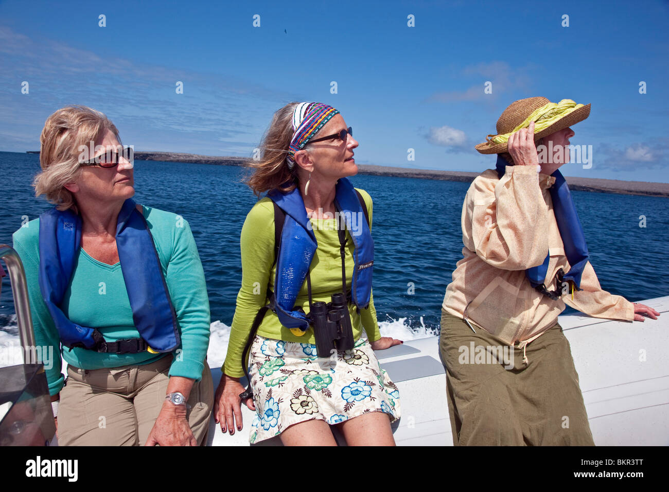 Isole Galapagos, i visitatori al Genovese Island tornare alla loro yacht a motore su un panga o gomma gonfiabile squallido. Foto Stock