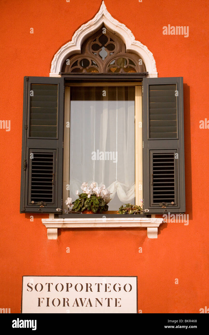 L'Italia, Veneto, Venezia; una finestra di veneziani con "persiane" - serrande che tenere fuori la luce mentre lasciando spazio per vedere attraverso Foto Stock