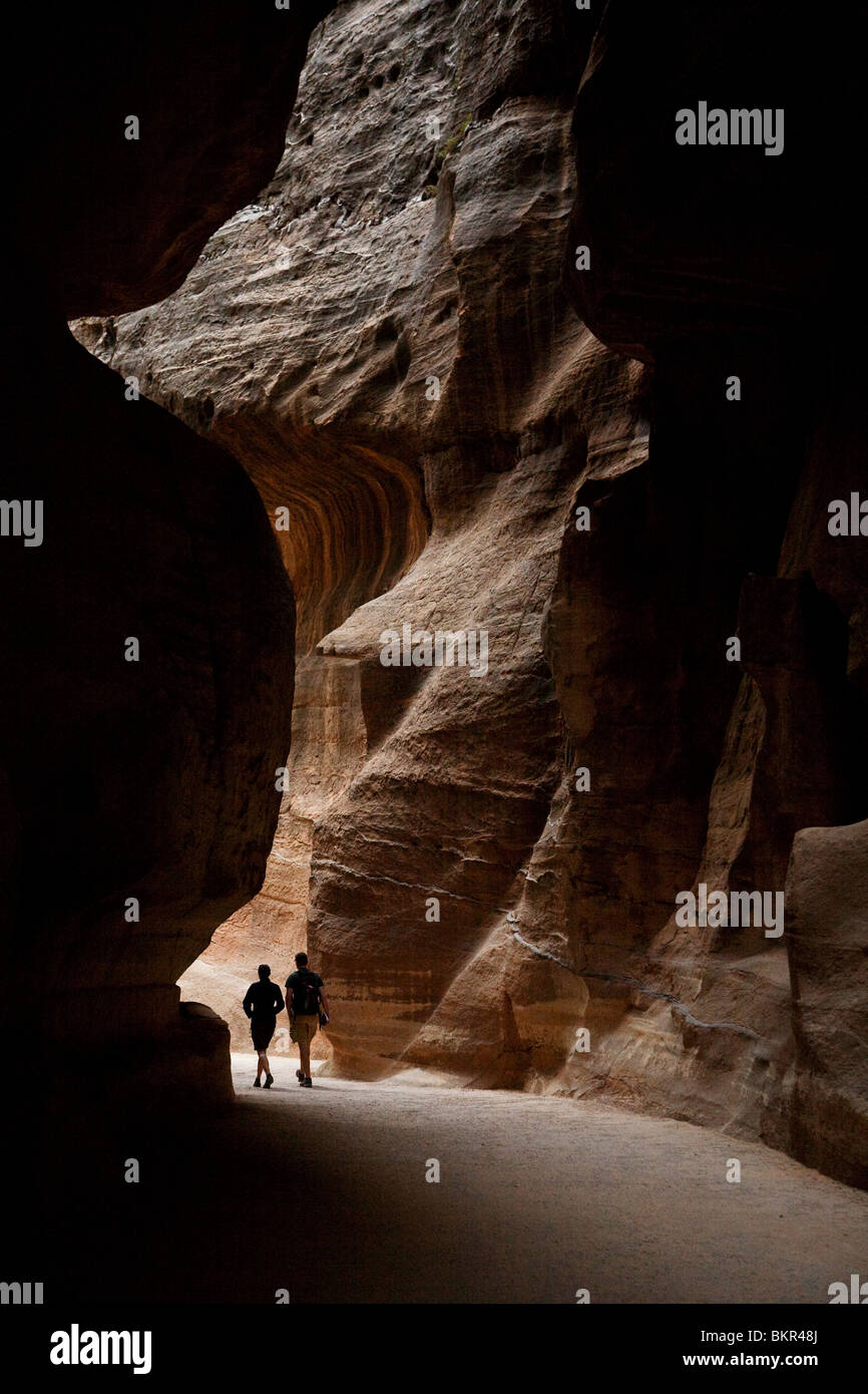Giordania Petra. Un giovane si aggira verso il basso la profondità del Siq di Petra. Foto Stock